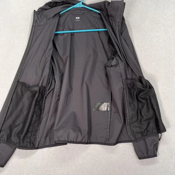 Uniqlo Jacket Mens Small Black Hooded Windbreaker Lightweight Zip Pockets Casual - Picture 8 of 8